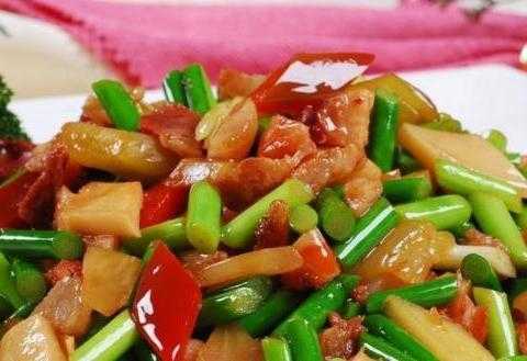  猪肉炒什么菜好吃「猪肉炒什么菜好吃图解」