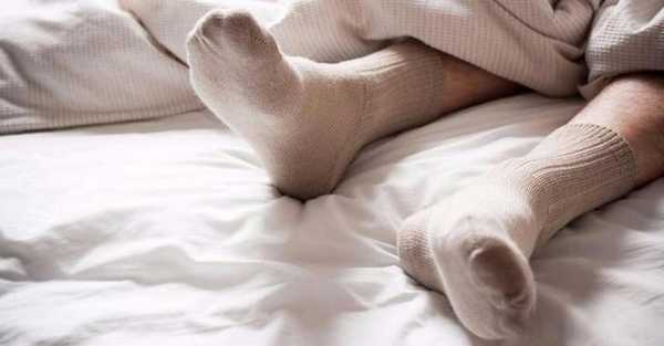 冬天晚上穿袜子睡觉对身体好吗-为什么睡觉不能穿袜子