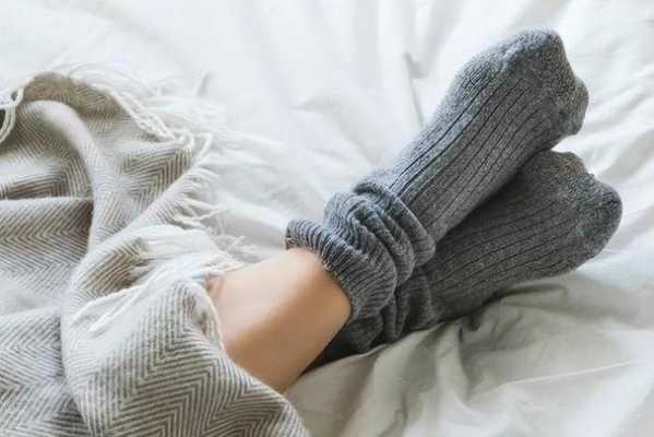 冬天晚上穿袜子睡觉对身体好吗-为什么睡觉不能穿袜子